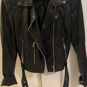 Skinnjacka - Säljer min skinnjacka som inte kommer till användning.