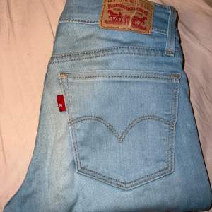 Super skinny jeans 710 från Levi’s i storleken 24