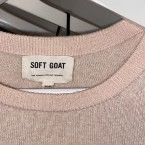 SOFT GOAT tröja  - Annonserar igen pga oseriös köpare!! Så fin tröja ifrån soft goat, ljusrosa i 100% Kashmir🤍 NYPRIS: 1300kr och i väldigt bra skick! (färgen syns bäst på första bilden) 