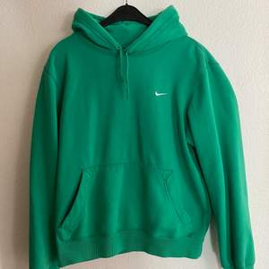 Grön Nike hoodie i bra skick, använd fåtal gånger