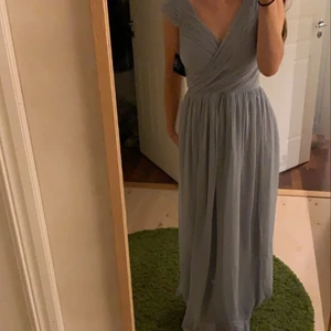 Balklänning - Blå balklänning från Nelly som aldrig är använd (prislappen kvar). 