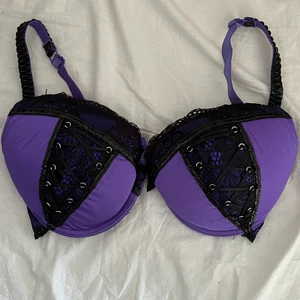 Bh:ar - Bh:ar i olika storlekar! 30 kr st eller alla för 60kr plus frakt! Lila storlek 85D Röd storlek 105B Vit 80/85D (finns ingen lapp kvar men skulle tro att det är den storleken) Knappt använda :)
