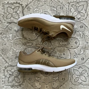 Nike AirMax skor beige 41  - Säljer nu min helt oanvända skor då det är inte min stil och det har ba suttit o samlat damm 🤷‍♂️
