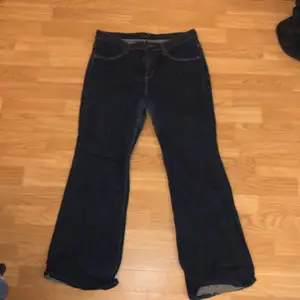 lågmidje levi’s jeans i storlek w27 l32. köparen står för frakt 💚