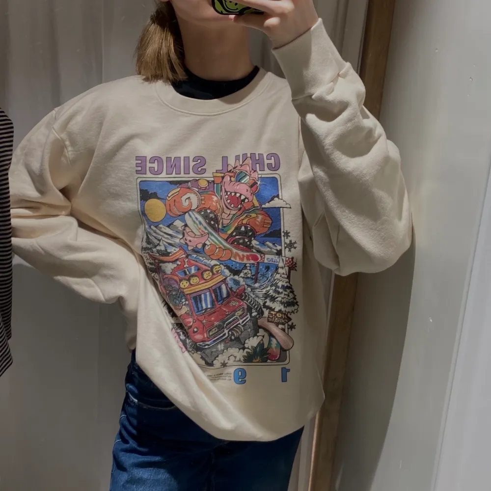 säljer min skitcoola sweatshirt från brandy melville med coolt vintage tryck. Jag har aldrig använt den pga överflöd i min garderob av just sweatshirts. Den är one size och skulle säga att det är en oversized M/L. Detta är enda bilden jag har❤️betalning via swish, 66kr spårbar frakt❤️köpt för 450kr. Tröjor & Koftor.