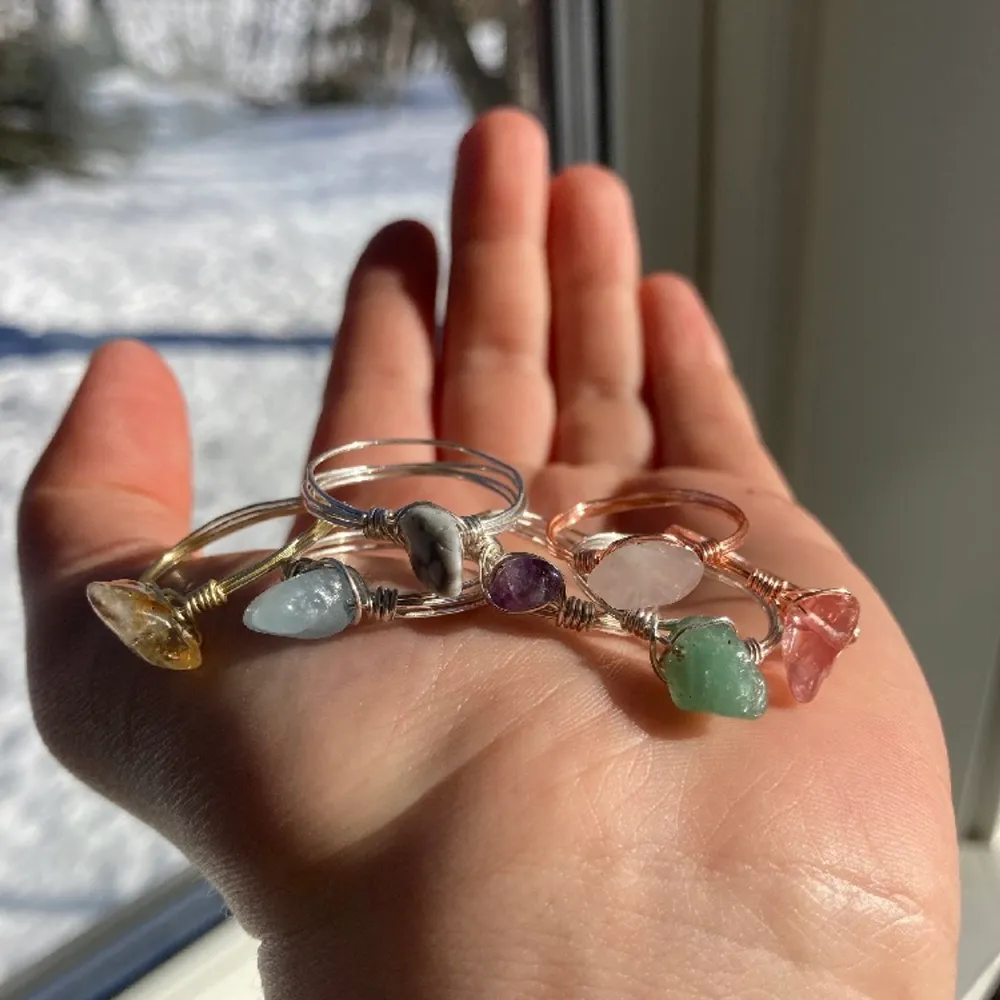 Älskar de här kristallringarna!💗 de är såå fina men ändå så stilrena. Alla ringar är handgjorda!⭐️😍 OBS! Frakt tillkommer. Accessoarer.
