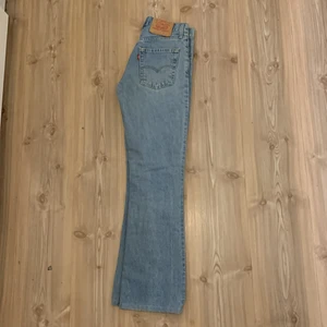 LEVIS 525 - Äldre Levis 525 i sjukt fint skick!!! Hade älskat dessa om dom passade mig men tyvärr försmå, storlek 29/34 men uppsydda och äldre så skulle säga att dom passar någon med typ 25/26 midja och längd 32. Pris kan diskuteras vid snabb affär!