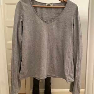 Grå långärmad tröja - Fin tröja som passar till allt i storlek XS. Köparen står för frakten och jag kan kan posta dagen efter📦💗 tröjan är i bra skick skriv för fler bilder💓💓