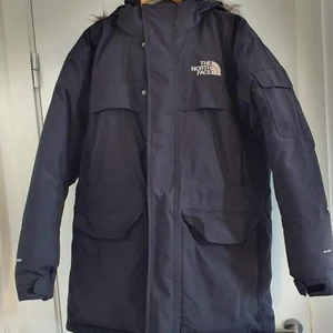 Northface dunjacka  - Använd 3 vintrar. Väldigt varm jacka som klarar upp till -30°C. Nypris 5000 kr.