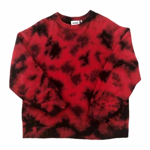 Stickad tröja - Stickad tröja i oversized stil. Har inget mer här att säga så om du undrar nåt skriv bara🛐 (den är inte sticksig)