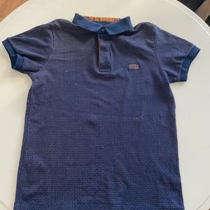 Hugo boss piké  - Säljer min hugoboss pike som nästan är helt oanvänd och i nyttskick. Storlek S.  Pris: 250kr nypris 600 