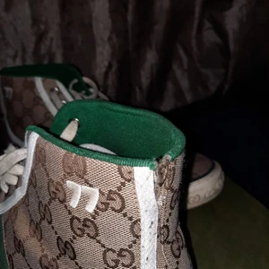 Skor  - Gucci skor (Limited 1977 edition) - 2000:- (Slitage på vänster sko häl men inget som påverkar eller knappt syns) Riktigt fina skor som är beställda från deras Hemsida (kvitto och bevis finns) Nypris är ca 6000:- Strl 8+ (42.5) Rekommenderas att ha inlägg i  Gucci bälte - 2000:- Fint bälte som är beställt från deras hemsida! (Kvitto och bevis finns)  Nypris är ca 4300:- Längd är ca 110cm  Original påsar med Gucci tryck tillkommer vid köp  hör gärna av er för mer info eller närmare bilder!!!!