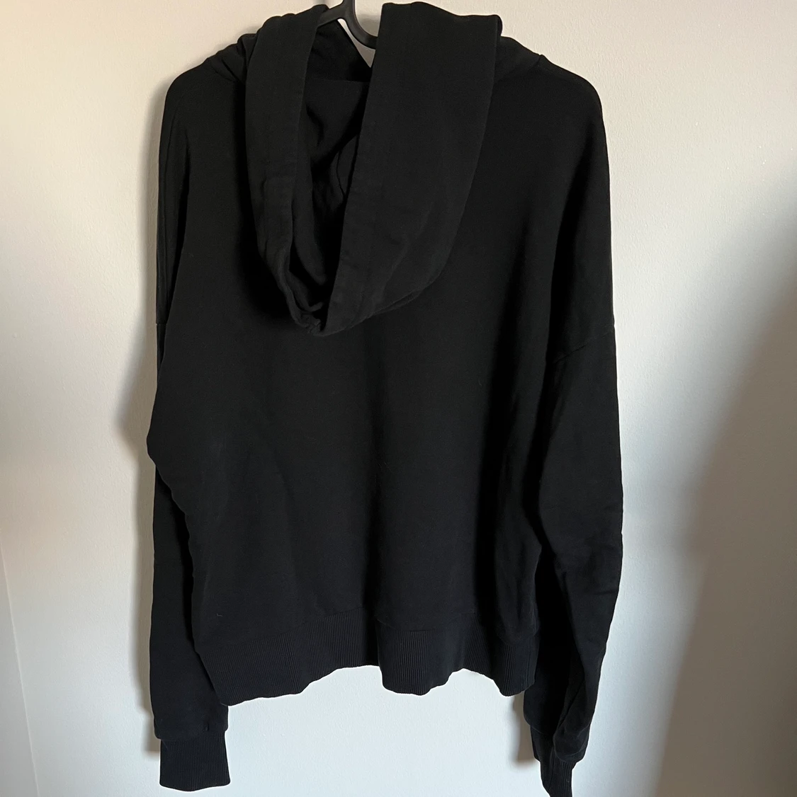 Svart basic hoddie  - 90