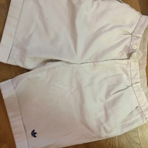 Adidas retro chinos shorts storlek M -  Adidas, retro. Bara legat i garderob i typ 20 år, fint skick. Udda plagg som inte går får tag på längre.