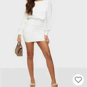 Studentklänning - Endast testad vit klänning från Nelly med alla lappar på, nypris 499kr. Perfekt för studenten. Köparen står för frakten ca 60kr ❤️‍🩹