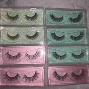 Lösögonfransar  - Säljer helt nya fransar pga dom inte kommer till användning, 20kr styck, köparen står för frakten, kom dm för fler bilder eller frågor❤️ ❗️Två par gröna till höger kvar, tre par rosa kvar❗️