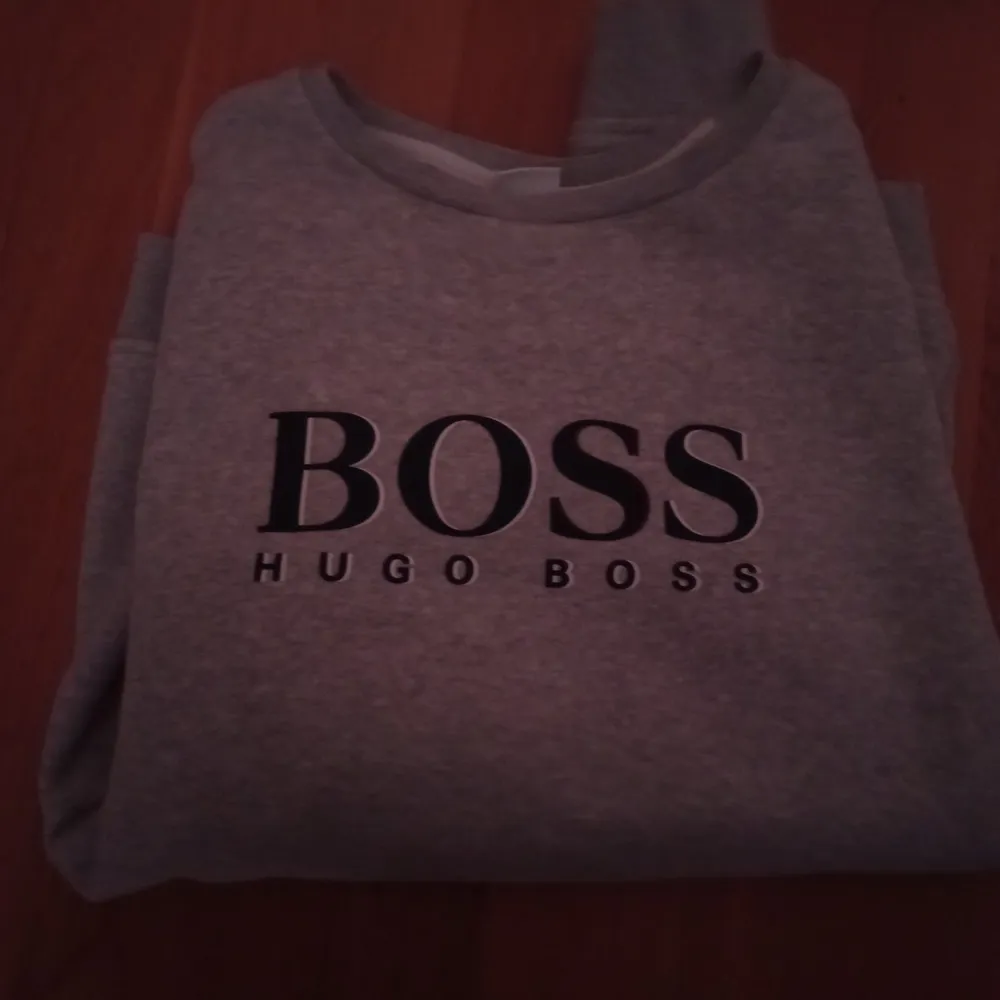 En grå Hugo boss tjock tröja som jag köpte från kidsbrandstore för 1100 kr och säljer för 400. Den är i storlek 16 år men passar även M-L. Har knappt använt tröjan så den är som ny. . Tröjor & Koftor.