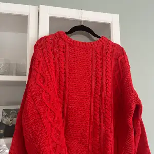 Härlig stickad tröja i röd