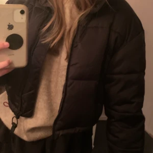 Pufferjacka  - Pufferjacka från Urban Outfitters. Mycket fint skick och knappt använd 