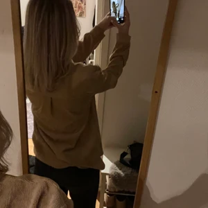 Skjort jacka  - Beige skjorta som även kan användas som en tunnare jacka. Oversized modell. Jättefin men kommer tyvärr inte till användning.