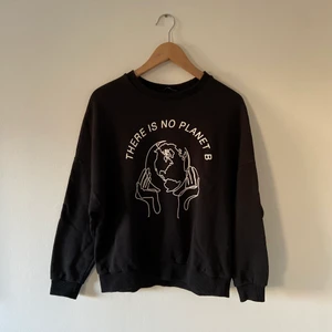 Svart sweatshirt  - Fint tryck och i bra skick! True to size. Köparen står för frakt 🪴