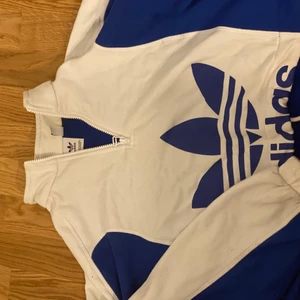 Adidas tröja  - Detta är en blå adidas tröja som e väldigt cool men inte min stil längre. Den har en liten fläck på axeln som nästan inte syns 