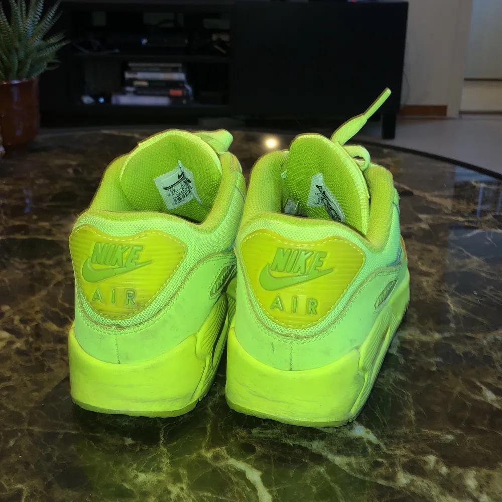 Neon gula Nike air Max, i använt skick. Skor.