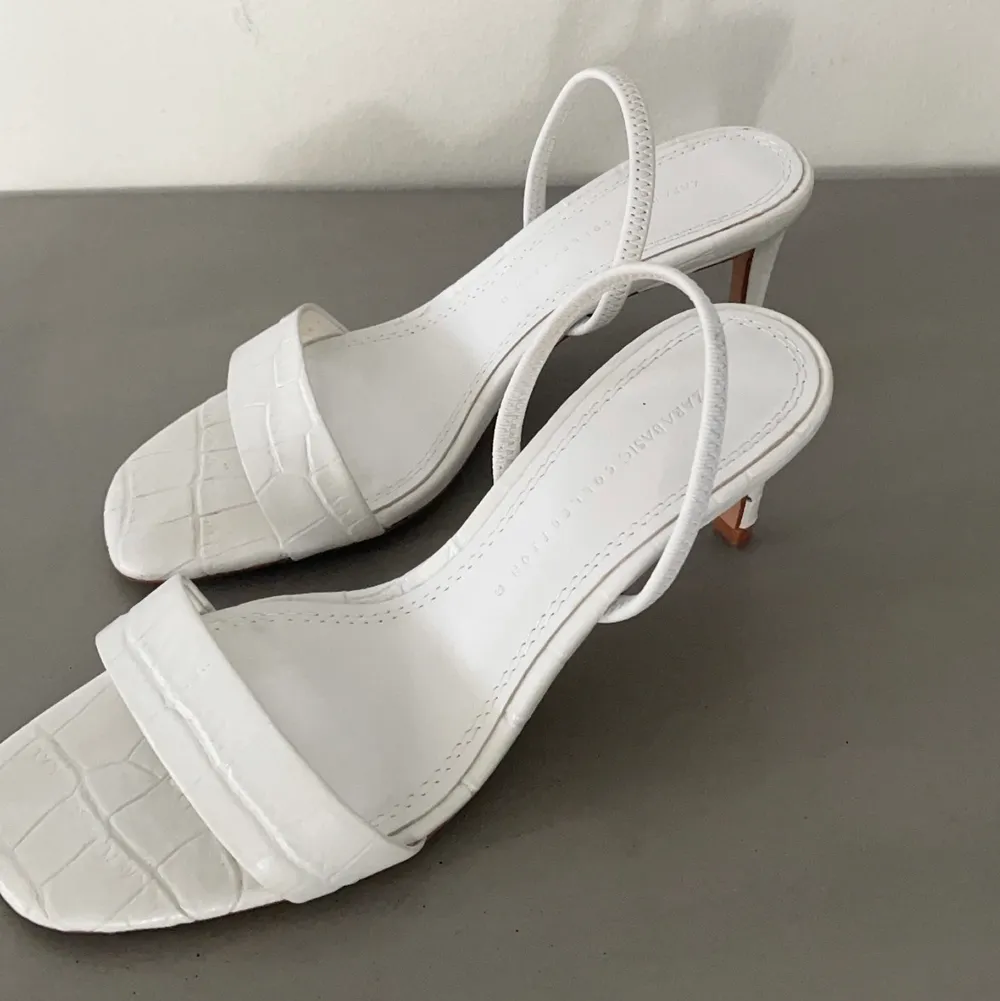 Vita sandal klackar från Zara. Mycket fint skick då jag endast använt dom vid ett tillfälle😇 . Skor.
