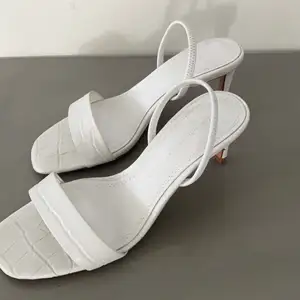 Vita sandal klackar från Zara. Mycket fint skick då jag endast använt dom vid ett tillfälle😇 