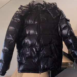 Jacka - Säljer denna jackan som inte används på ett långt tag, den är i väldigt bra skick. Den har inget märke men är köpt på Boozt för ett tag sedan. Bara att skriva för fler bilder🤍.