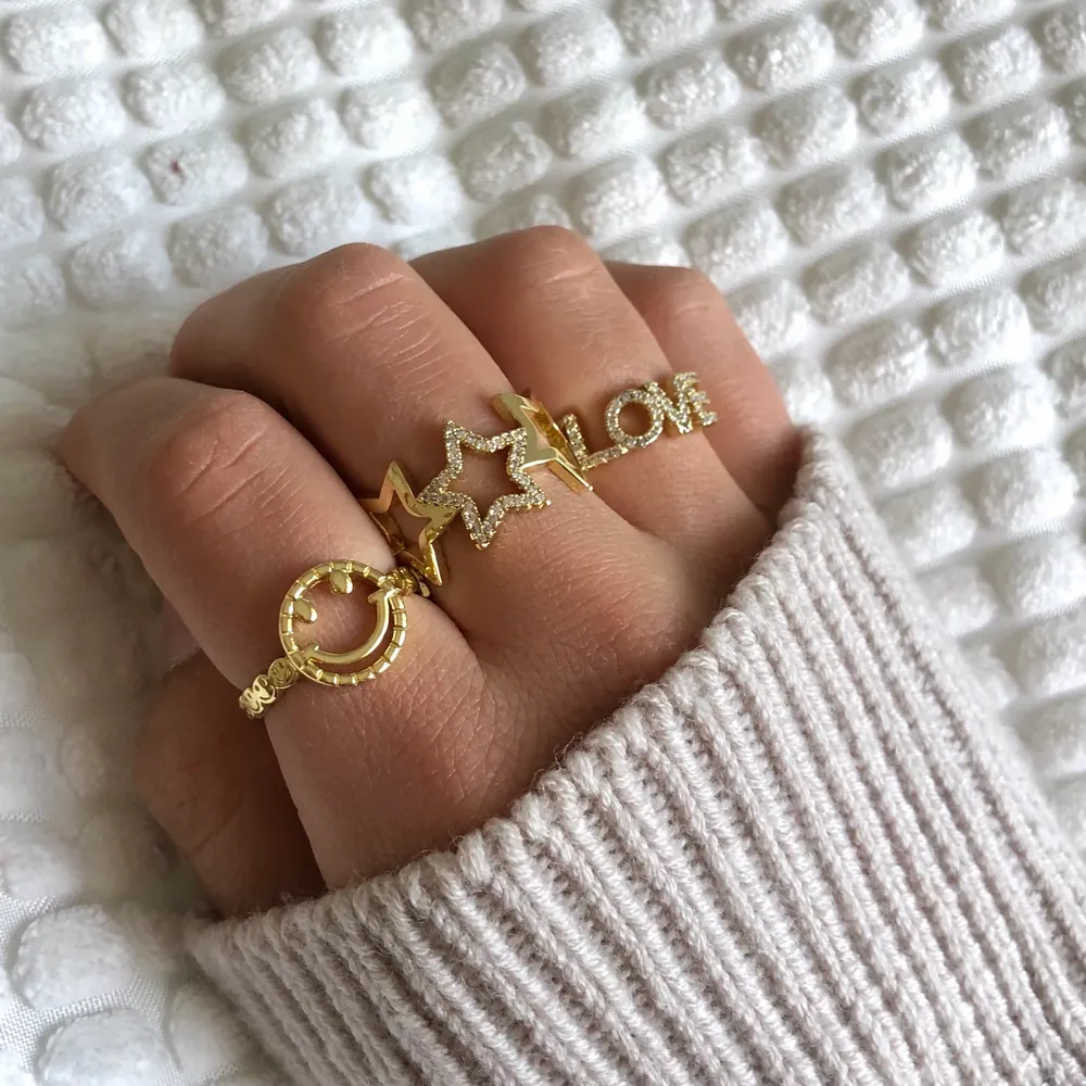 Justerbara guldpläderade ringar finns nu att köpa! 99kr/styck med gratis frakt! 💌 Passar till allt! Skicka ett meddelande vid intresse!. Accessoarer.