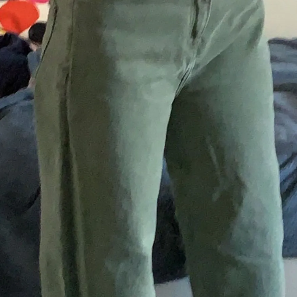 Ett par militärgröna byxor från lager 157 i storlek S men passar nog M också. Köptes för ca 200-250kr tror jag och säljer för 84 kr.. Jeans & Byxor.