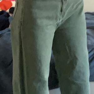 Ett par militärgröna byxor från lager 157 i storlek S men passar nog M också. Köptes för ca 200-250kr tror jag och säljer för 84 kr.