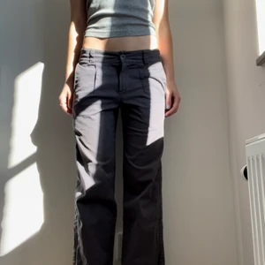 Lågmidjade grå byxor - Lågmidjade gråa byxor som sitter perfekt 😋🤌