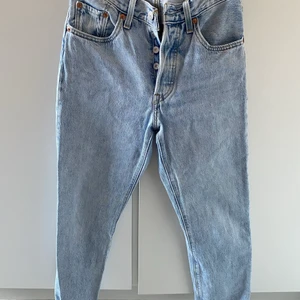 Levis byxor 501.  - Byxorna är väldigt använda, skulle säga att skicket är 7/10. 