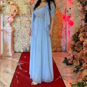 Blå klänning i storlek 36-40  - Den eleganta klänning är ett år gammal, använt en gång. Kristaller är fasta och kompletta, tyget är suber bra för en stilig och elegant look😍