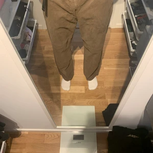 Beiga byxor  - Fina beiga byxor från Junkyard som aldrig är använda, storlek L. Jag är 185 cm, köpta för 500kr. 