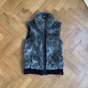 Pälsväst - Pälsväst i nyskick knappt använd av mig💓