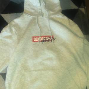 Säljer min gråa FSBN hoodie/huvtröja med texten ”send nudes” då nudes är överstruket med money så det står ”send money!” Säljer för jag vill köpa en Nike tech tracksuit🤍