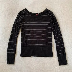 Randig tröja - Svart randig tröja med större muddar från HM! Är i stl 38 men passar mig som brukar ha XS/S 🖤