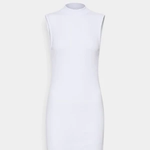 Studentklänning  - Fin rak enkel studentklänning eller en vit klänning att ha under sommaren. Aldrig använd, säljer då jag hittat en annan. Köpt för 500 men säljer den för 300, storlek S🌸