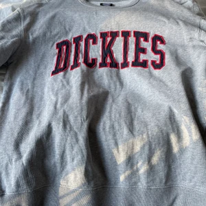 Dickies tröja  - Super fin tröja som tyvärr inte kommer till användning längre, sitter fint och mer som en M/L❤️skriv vid fler frågor