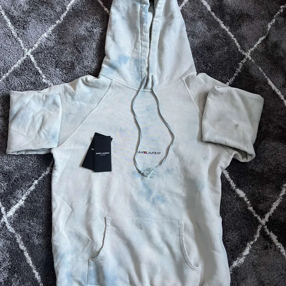Unik SL hoodie i väldigt bra skick, köptes flera år sedan och har seriöst aldrig kommit till användning, skriv gärna vid eventuella frågor!. Hupparit & Collegepaidat.