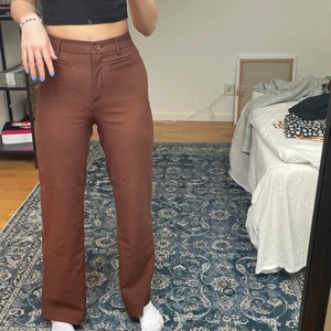 Bruna kostymbyxor  - Bruna högmidjade kostymbyxor från Monki! Storlek 32/34. Nyskick knappt använda:) 