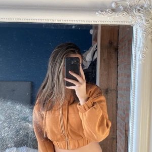 Croppad kofta  - Köpte denna på Bershka när jag var i Paris för några månader sedan, inte andvänd sedan dess. Super fin och bekväm. Dragkedjan är lite seg att drar upp men brukar inte vara några probelm. Storlek s! Mitt pris: 150 + frakt. Vid snabb affär kan jag tänka mig att gå ner lite!