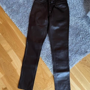 Byxor i skinnimitation från Orsay -  •Färg: mörkbrun. Storlek: 36 (klippte bort etiketten) •Använd 1 gång är som nya •Innersidan i mockaimitation •Pris: 135 kr 🚫Djurfritt och rökfritt hem 📍Kan mötes upp i Mölnlycke centrum 📬Kan skickas mot fraktkostnad