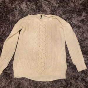 Stickad tröja  - Man kan ha den som tröja eller som en kortare klänning beroende på hur lång man är (jag är 174cm) 