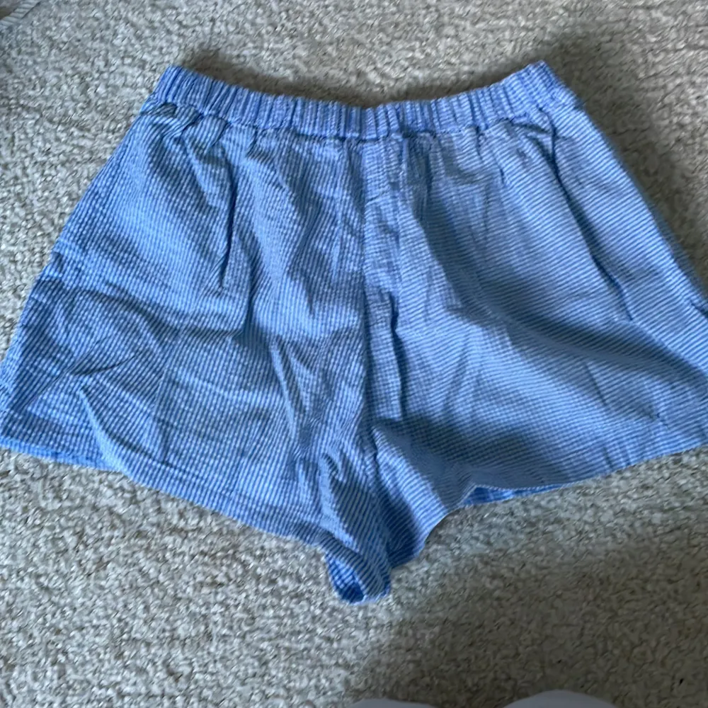 Säljer dessa superfina somriga pyjamasliknande shorts! Buda🖤🖤. Shorts.