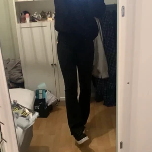 Flared jeans - Superfina gråsvarta flared jeans, endast amvända 2 gånger så i nyskick. Fråga gärna om ni undrar något! Frakt tillkommer🤍