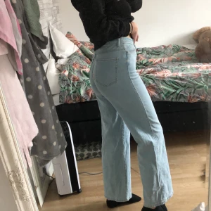 Byxor från madlady - Super snygga jeans från madlady som tyvärr inte kommer till användning längre. Billigare vid snabb affär, garanterar en snabb affär, skickar alltid video/bild när jag postar💜